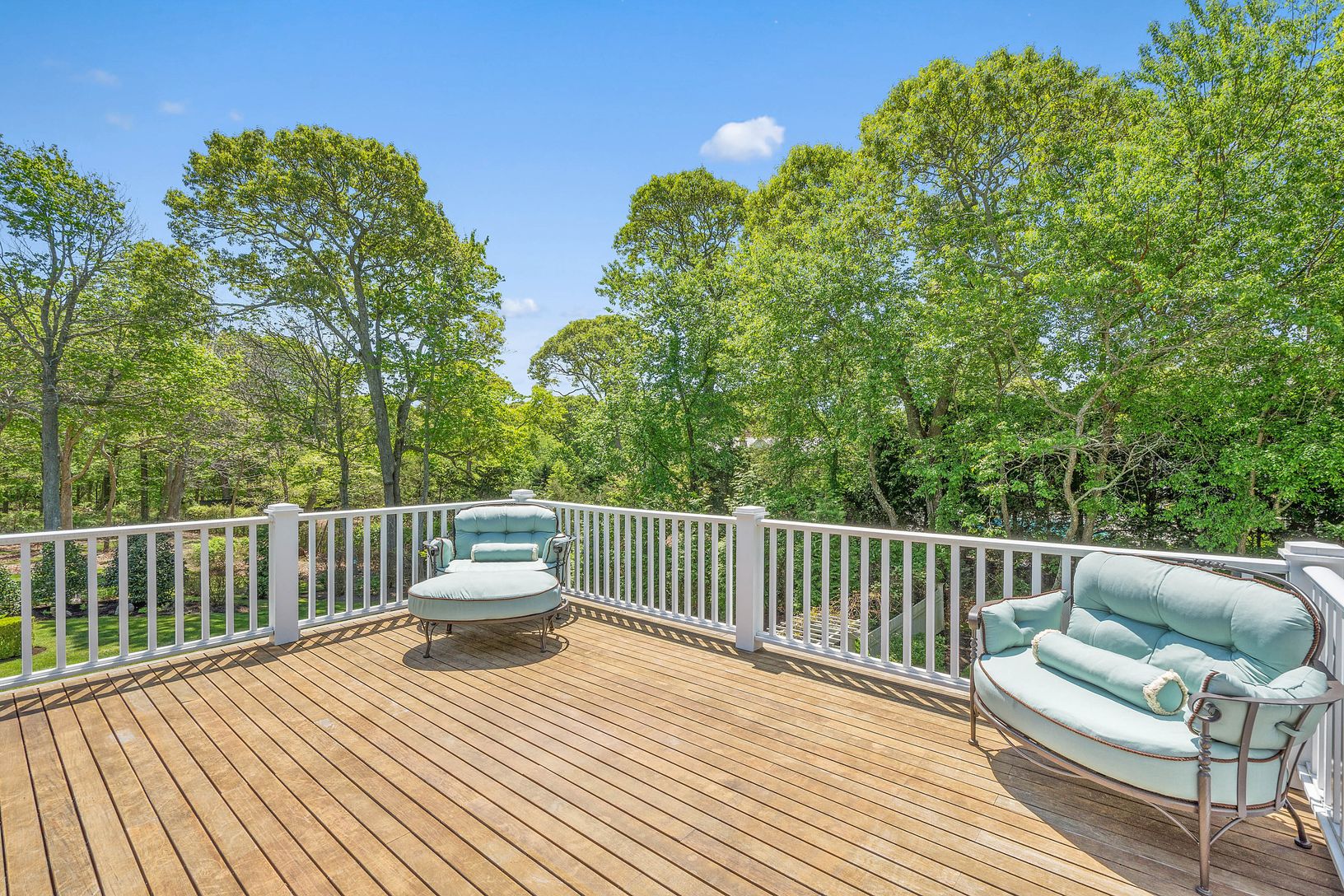  Upper level deck
