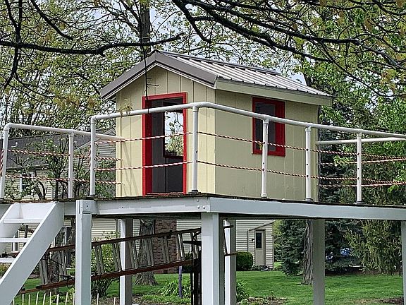 Elevated playhouse 