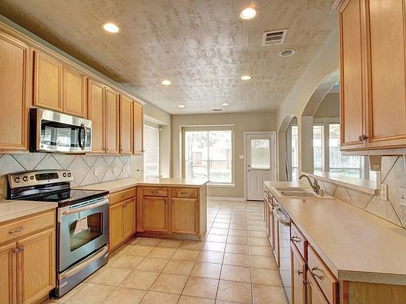 KITCHEN - Tons of cabinet and counter space, stainless steel appliances and a tile back-splash is wh
