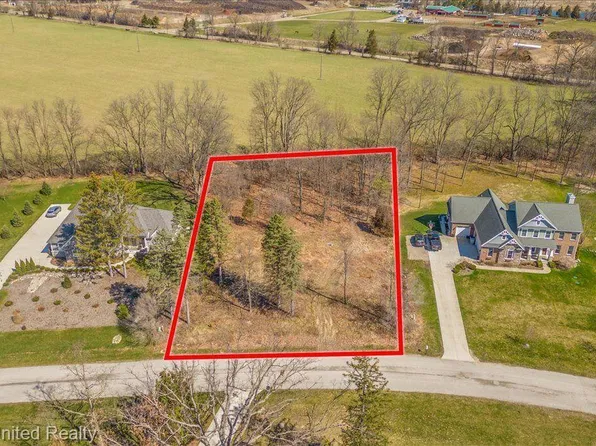 10415 Oak Shore Dr, South Lyon, MI 48178