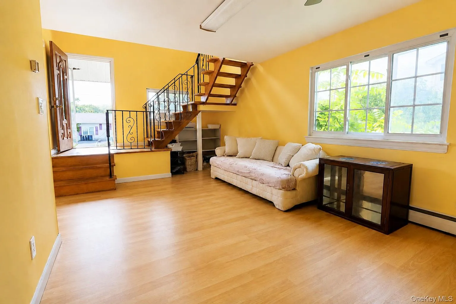 5 bed, 2.0 bath, 2050 sqft, $4,200 — Photo 2