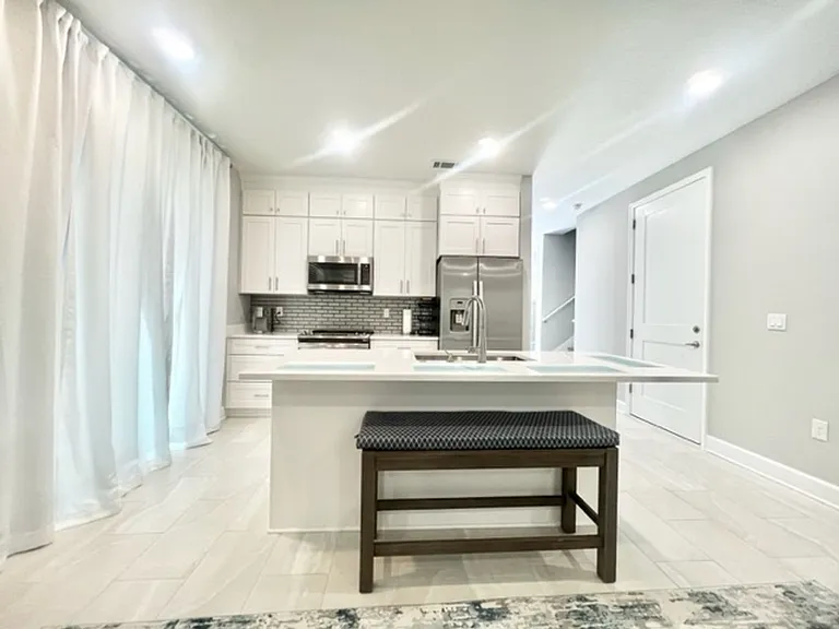 213 Allen St — Photo 5
