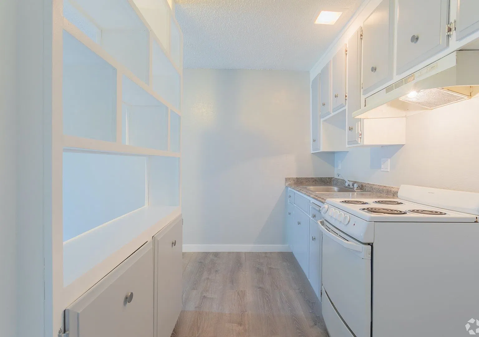 Del Coronado Apartments — Photo 3
