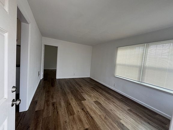 3rd image of 1727 Pine Ave APT 1