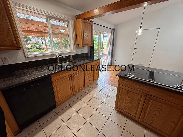 3315 University St — Photo 6
