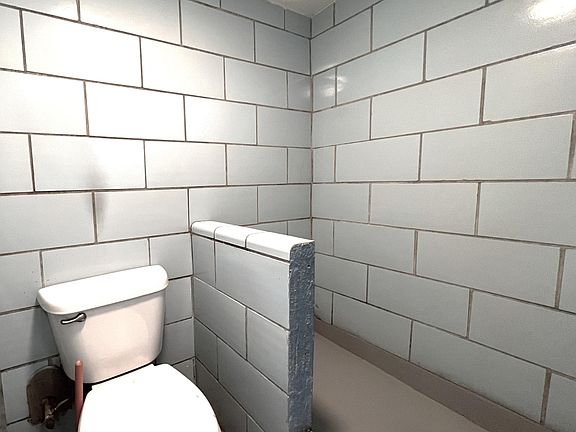 3rd image of 3159 Davenport St #4