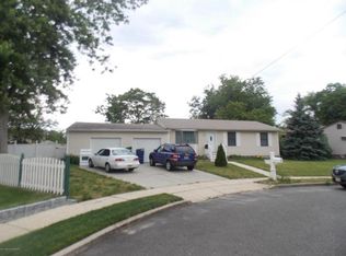 7 Sudsbury Rd, South Toms River, NJ 08757