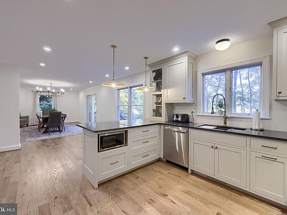 5th image of 530 Kennersley Farm Ln