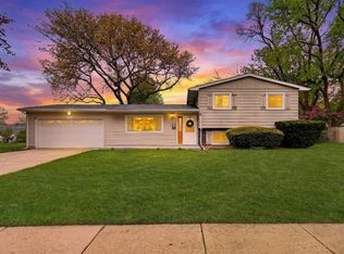18320 W Linda Ln, Gurnee, IL 60031