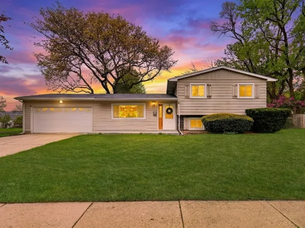 18320 W Linda Ln, Gurnee, IL 60031