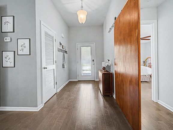 4th image of 275 Pullman Cir