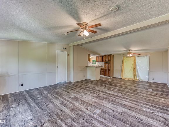 5th image of 232 Robinson Ave