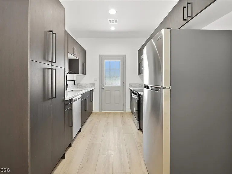 2001 S Dandelion St #2 — Photo 9