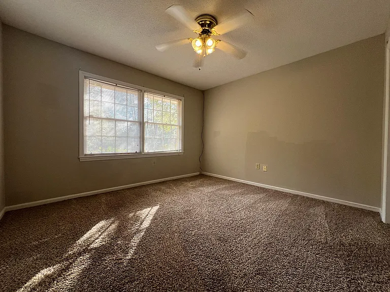 210 Henderson St #B — Photo 11