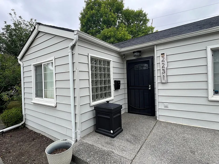 2231 E Wright Ave — Photo 5