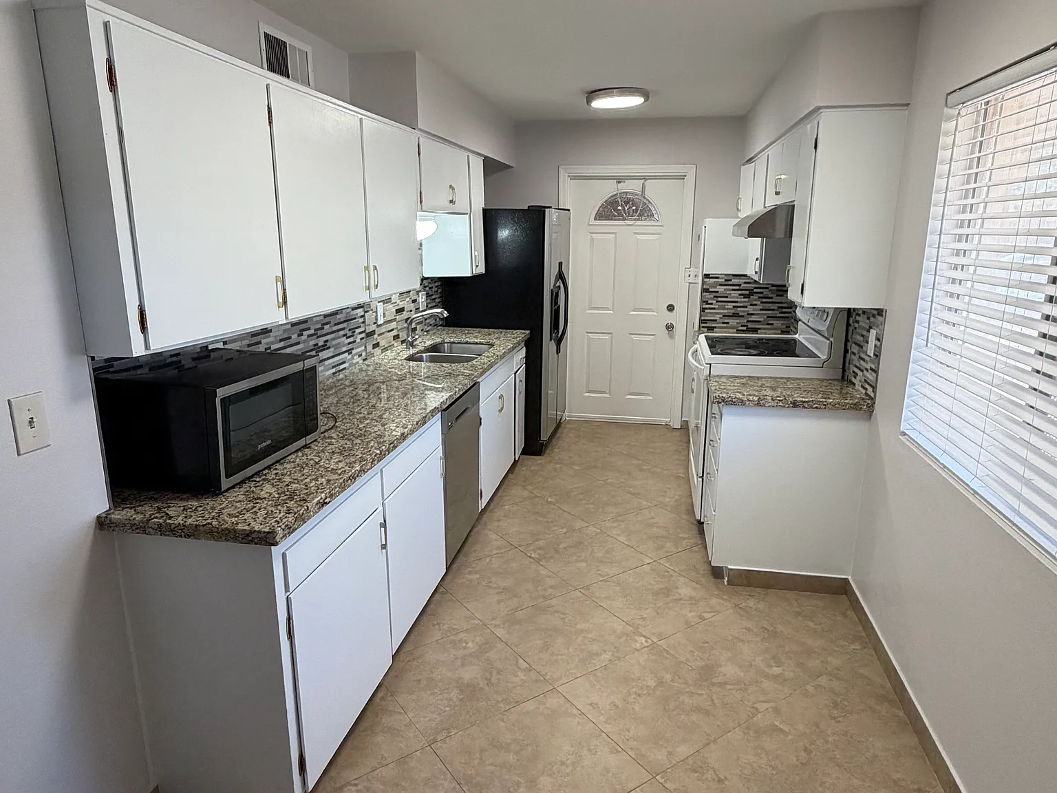 3 bed, 1220 sqft, $2,400 — Photo 3