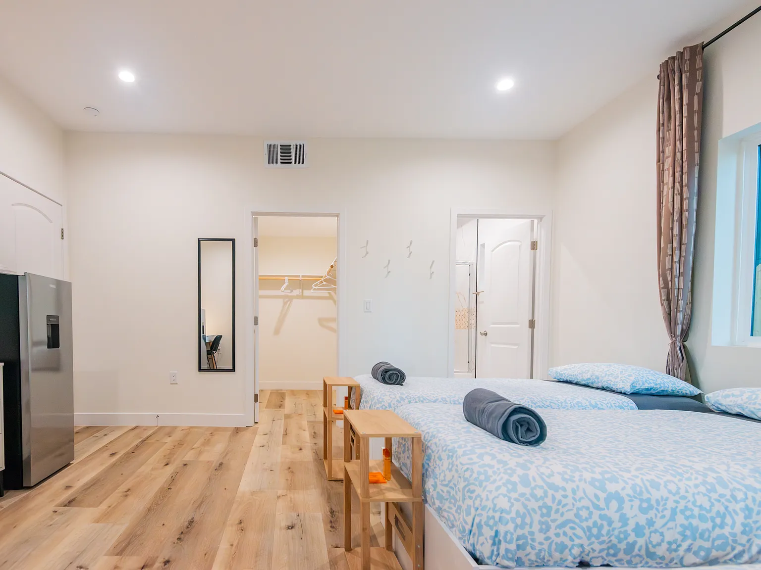 10 bed, 1270 sqft, $725 — Photo 3
