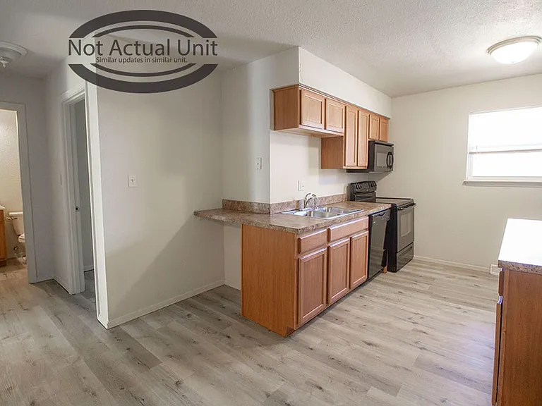 1013 W Ash St — Photo 7