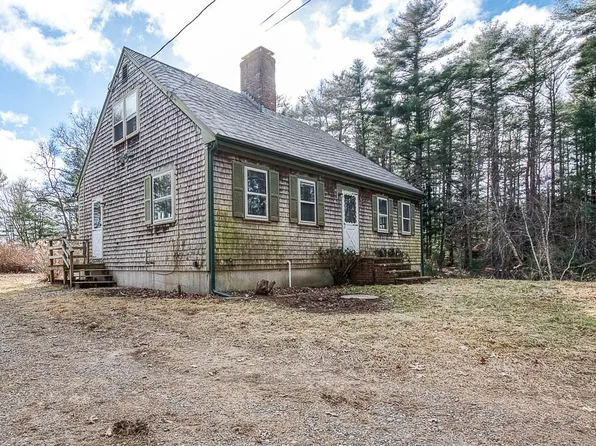 24 Plymouth St, Carver, MA 02330