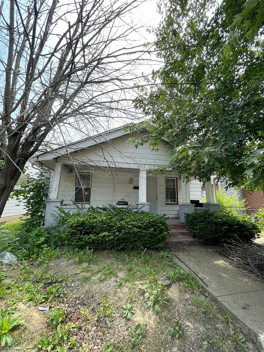 2445 N Parker Ave photo 1