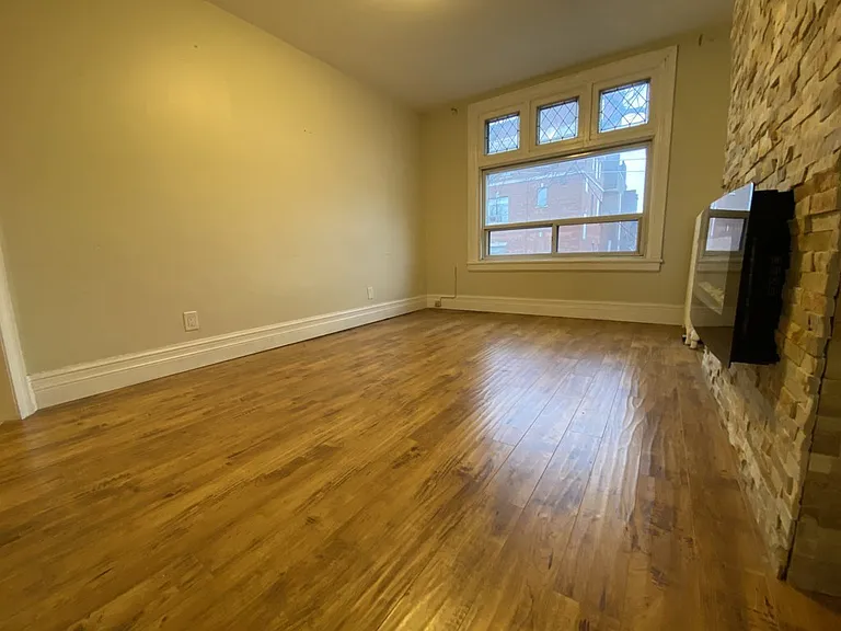412 Dovercourt Rd #UPPER — Photo 2
