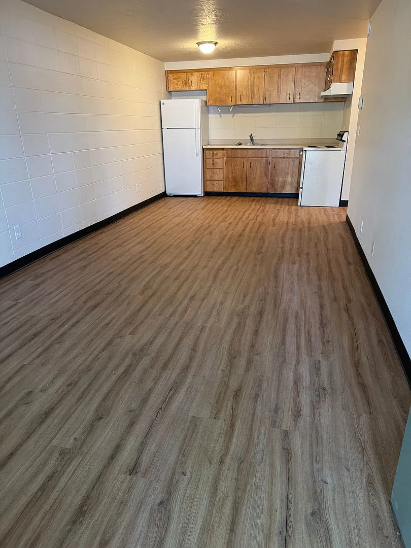 OlMe02~ 1630 Ferry St. ~ Campus Chateau North — Photo 4