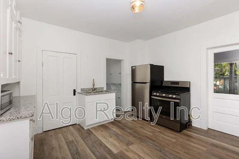 3 bed, 1.0 bath, 1108 sqft, $1,695 — Photo 3
