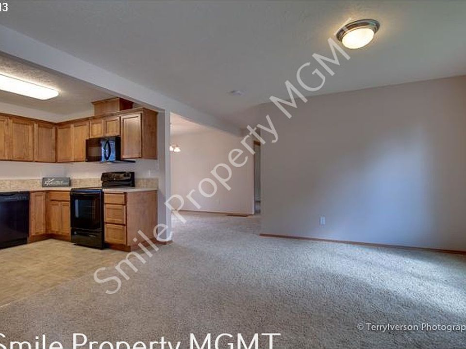 2nd image of 17223 SE Woodward Ct Unit B