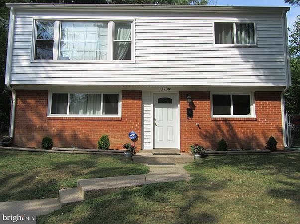 2nd image of 3206 Berkley Ln