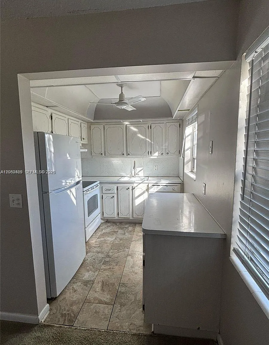 Canterbury Condos — Photo 1