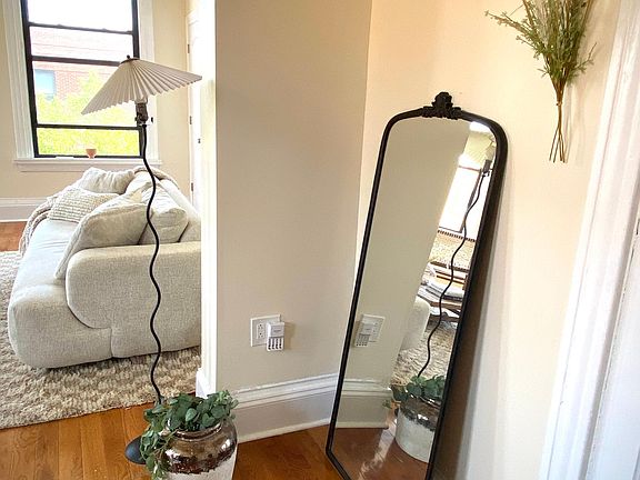 4th image of 958 N Hoyne Ave #3F