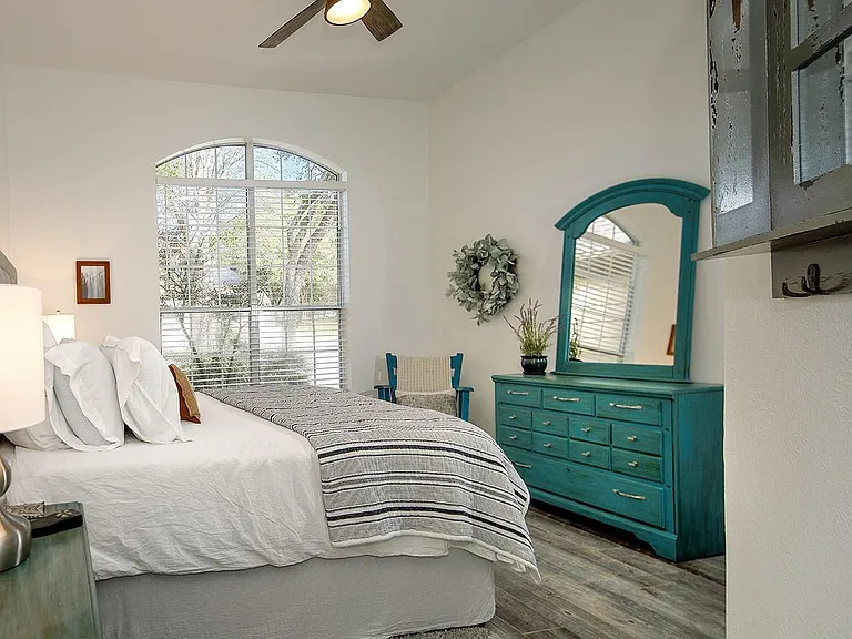 182 N Valley Oaks Cir — Photo 22
