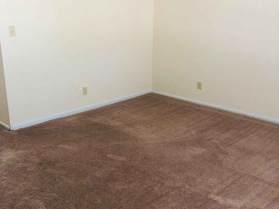 1st image of 35 Tree Dr