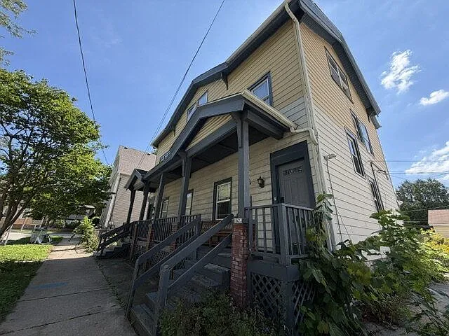 4 bed, 2.0 bath, 1700 sqft, $2,495 — Photo 2