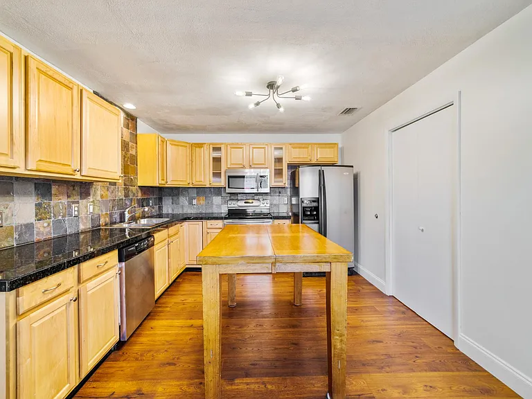 1652 Berkshire Ave — Photo 11