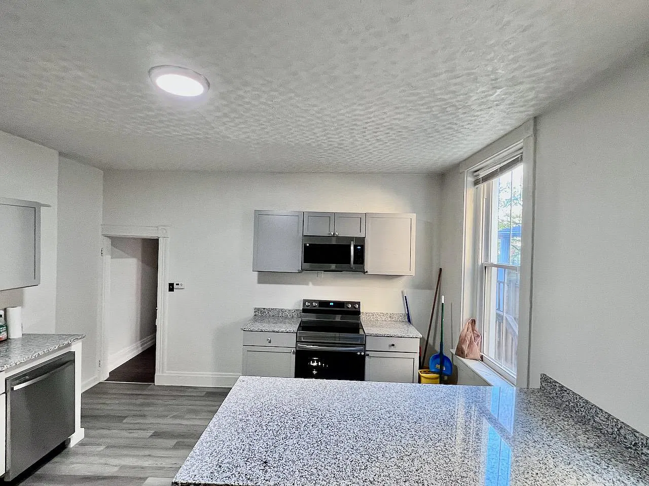 5 bed, 2500 sqft, $3,500 — Photo 4