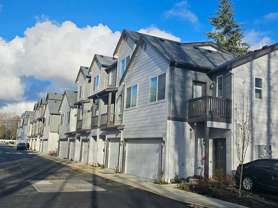 End unit with lots of sunlight throughout the day