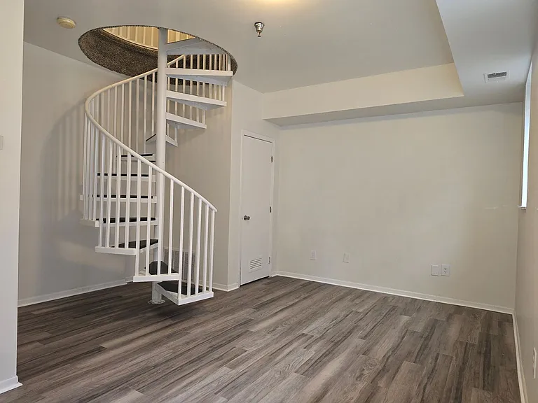 590 Parkview Dr — Photo 6