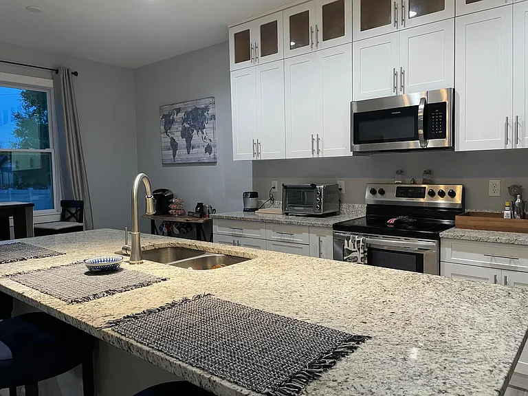 All major appliances and garbage disposal in kitchen
