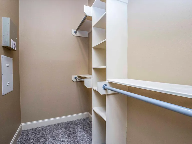 1516 Amundsen St — Photo 32