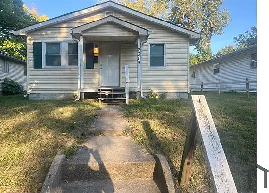 2319 N Parker Ave — Photo 2