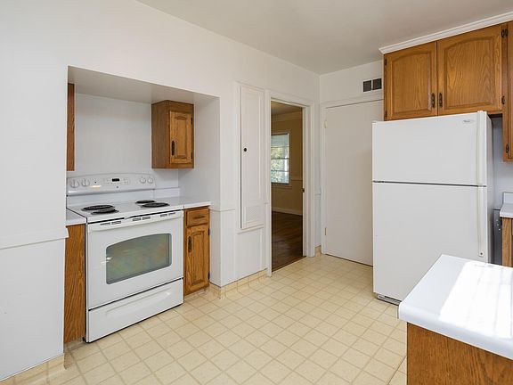 4th image of 1369 Drake Ave