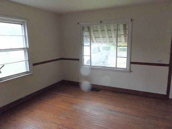 3rd image of 325 Diven Ave