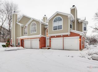 686 Grosse Pointe Cir, Vernon Hills, IL 60061