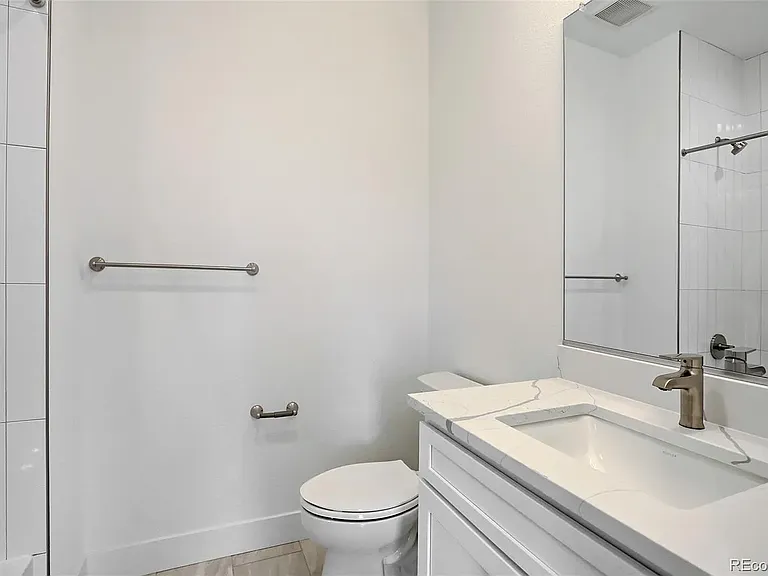 Shared full bathroom for bedrooms 2 & 3