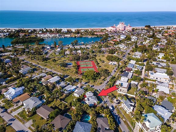 Excellent, private location. Walk to the beach, tennis courts, Don Cesar Resort with restaurants and bar.