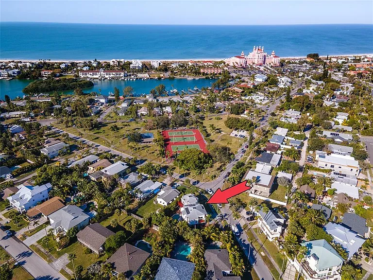 Excellent, private location. Walk to the beach, tennis courts, Don Cesar Resort with restaurants and bar.