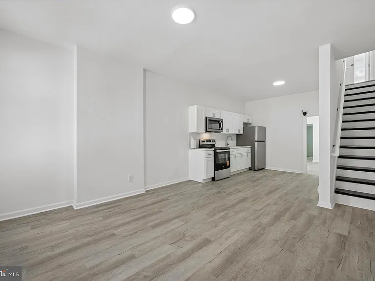 1216 W Firth St — Photo 2