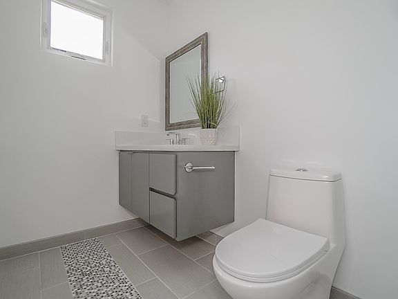 3rd image of 4637 1/4 Lexington Ave