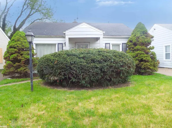 18744 Roscommon St, Harper Woods, MI 48225
